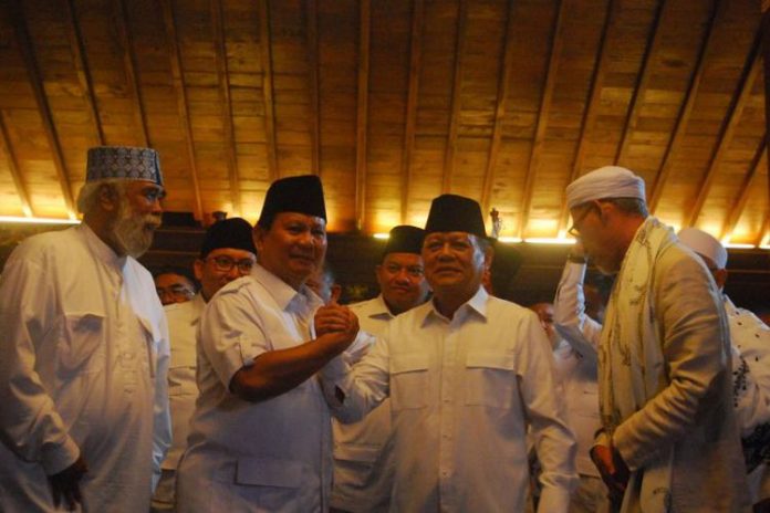 Ketua Umum Partai Gerindra Prabowo Subianto (kiri) bersama calon gubernur Jawa Barat dari Partai Gerindra Mayjen (Purn) Sudrajat (kanan) berjabat tangan sebagi tanda resminya Gerindra mengusung Sudrajat sebagai calon gubernur Jawa Barat dalam Pilkada Jabar 2018, di kediaman Prabowo, Bukit Hambalang, Kecamatan Babakan Madang, Kabupaten Bogor, Sabtu (9/12/2017). (KOMPAS.com/Ramdhan Triyadi Bempah)