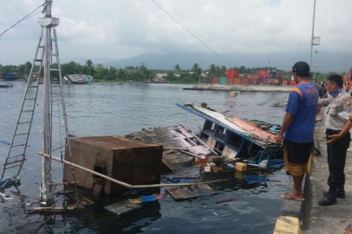 Kapal pengangkut BBM yang meledak di pelabuhan kontainer Tobelo, Kabupaten Halmahera Utara, Sabtu (9/12/2017).(KOMPAS.com/YAMIN ABD HASAN)