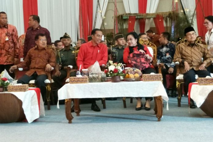 Presiden Jokowi dan Ketum PDI-P Megawati berbincang dalam acara Rakornas PDI-P (Kompas.com/Rakhmat Nur Hakim)