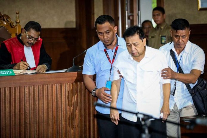 Tersangka kasus korupsi proyek e-KTP, Setya Novanto memasuki ruang sidang di Gedung Pengadilan Tipikor, Jakarta, Rabu (13/12/2017). Setya Novanto akan menghadapi sidang pembacaan dakwaan oleh jaksa penuntut umum.(KOMPAS.com/GARRY ANDREW LOTULUNG)