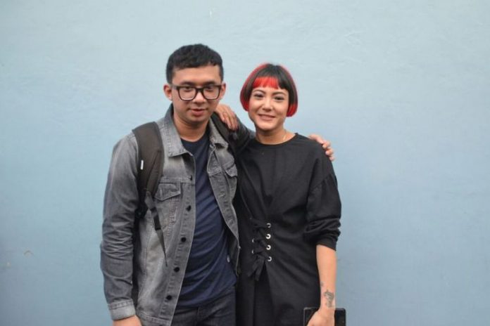 Poppy Sovia dan calon suaminya Oki saat ditemui di kawasan Tendean, Jakarta Selatan, Selasa (19/12/2017).(KOMPAS.com/ Ira Gita Sembiring)