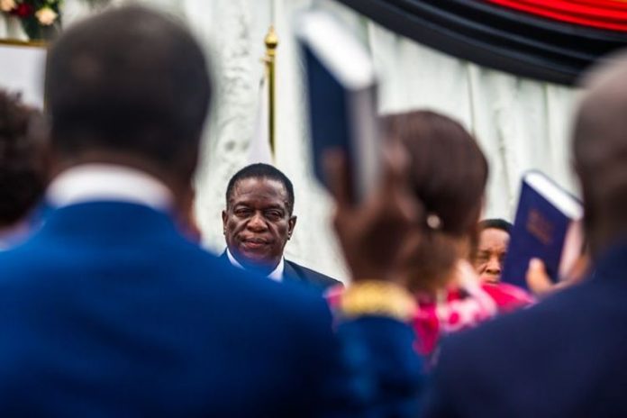 Presiden Zimbabwe Emmerson Mnangagwa memimpin pembacaan sumpah menteri kabinet pemerintahan baru, Senin (4/12/2017).(JEKESAI NJIKIZANA / AFP)