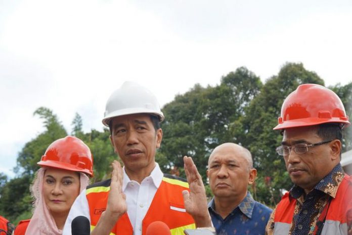 Presiden Joko Widodo saat acara Groundbreaking proyek Pembangunan Jalur Ganda Kereta Api Bogor-Sukabumi di Cicurug, Sukabumi, Jawa Barat, Jumat (15/12/2017).(KOMPAS.com/ PRAMDIA ARHANDO JULIANTO)
