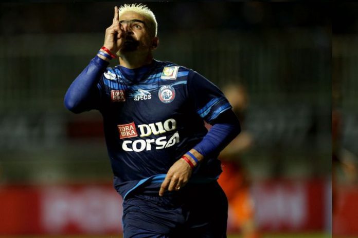 Pemain Arema FC, Cristian Gonzales berselebrasi setelah berhasil membobol gawang Pusamania Borneo FC pada pertandingan final Piala Presiden 2017 di Stadion Pakansari, Cibinong, Bogor, Minggu (12/3/2017). Arema FC tampil menjadi juara Piala Presiden 2017 setelah menang dengan skor 5-1. (KOMPAS.com / KRISTIANTO PURNOMO)