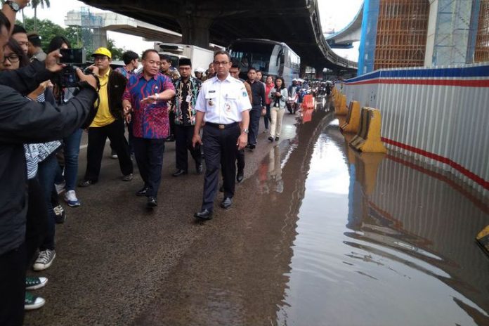 Gubernur DKI Jakarta pantau genangan air di jalan Panjaitan, Jakarta Timur, Kamis (14/12/2017)(stanly)