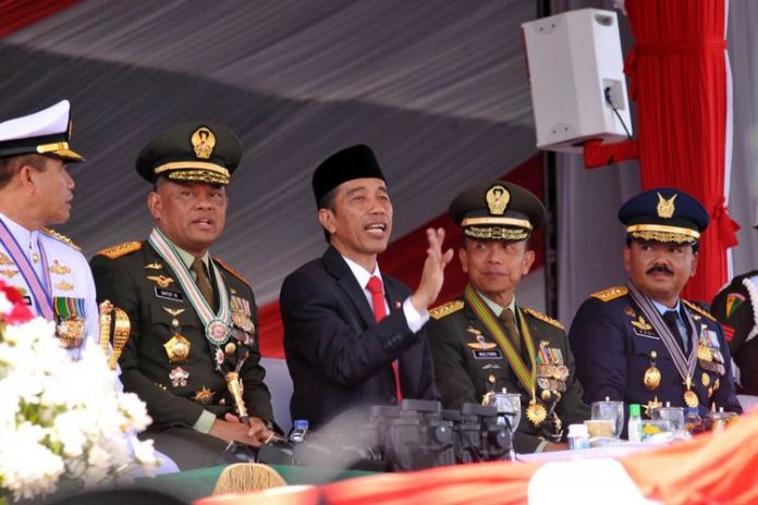 Presiden Joko Widodo (tengah) berbincang dengan Panglima TNI Jenderal TNI Gatot Nurmantyo (kedua kiri) , Kepala Staf TNI AL Laksamana TNI Ade Supandi (kiri), Kepala Staf TNI AD Jenderal TNI Moelyono (kedua kanan) dan Kepala Staf TNI AU Marsekal TNI Hadi Tjahjanto (kanan) pada acara Upacara Parade dan Defile HUT ke-72 TNI Tahun 2017 di Dermaga Indah Kiat, Cilegon, Banten Kamis (5/10/2017). Perayaan HUT ke-72 TNI mengusung tema Bersama Rakyat TNI Kuat.(ANTARA FOTO/SETPRES/AGUS SUPARTO)