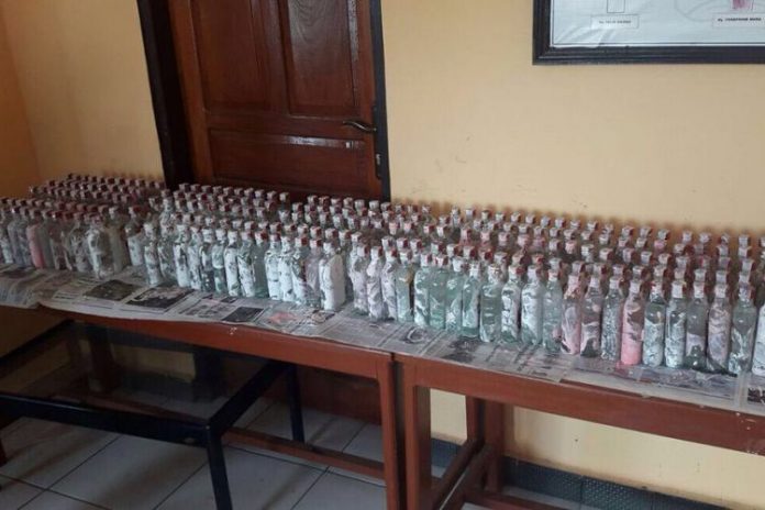 Barang bukti minuman keras jenis vodka berjumlah 797 yang diamankan usai bongkar muat di pesawat cargo Hercules milik TNI AU(Humas Polda Papua)