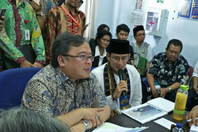 Menteri Perencanaan Pembangunan Nasional/Kepala Bappenas Bambang Brodjonegoro dan Wakil Gubernur DKI Jakarta Sandiaga Uno sebelum meninjau tanggul laut di Cilincing, Jakarta Utara, Jumat (8/12/2017).(KOMPAS.com/NURSITA SARI)