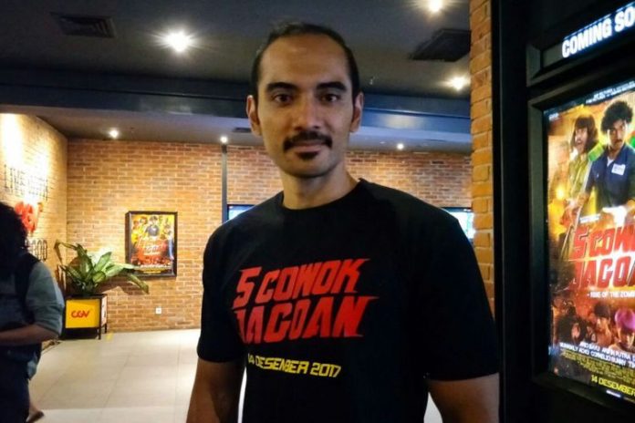 Artis peran Ario Bayu saat diabadikan di pemutaran perdana film 5 Cowok Jagoan di CGV Grand Indonesia, Tanah Abang, Jakarta Pusat, Senin (4/12/2017).(KOMPAS.com/ Dian Reinis Kumampung)