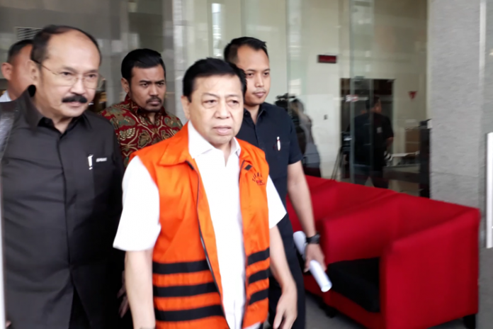 Ketua DPR RI Setya Novanto keluar dari gedung KPK, Rabu (6/12/2017)(Kompas.com/Robertus Belarminus)