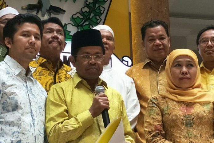 Pelaksana tugas (Plt) Ketua Umum DPP Golkar Idrus Marham (tengah) diapit oleh bakal calon pasangan gubernur dan wakil gubernur Jawa Timur, Khofifah Indar Parawansa (kanan) dan Emil Dardak (kiri) ketika di kantor DPP Golkar, Jakarta, Rabu (22/11/2017).(KOMPAS.com/ MOH NADLIR)