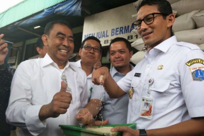 Wakil Gubernur DKI Jakarta saat menggelar operasi pasar di Food Station Tjipinang Jaya yang terletak di Jalan Pisangan Lama, Jakarta Timur untuk memastikan ketersediaan pangan jelang perayaan tahun baru 2018, Rabu (27/12/2017).(Kompas.com/Sherly Puspita)