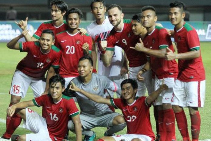 Para pemain timnas Indonesia merayakan kemenangan atas Guyana pada pertandingan persahabatan di Stadion Patriot Candrabhaga, Sabtu (25/11/2017).(BolaSport.com/Feri Setiawan)