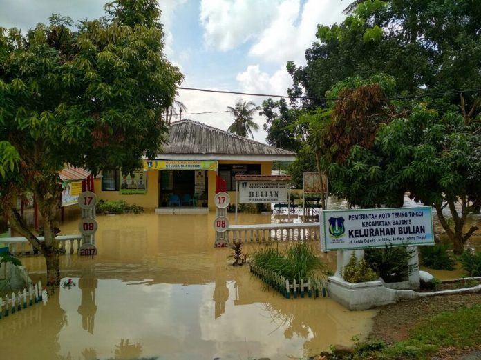 Kota Tebingtinggi terendam banjir pascahujan turun dengan derasnya selama dua jam