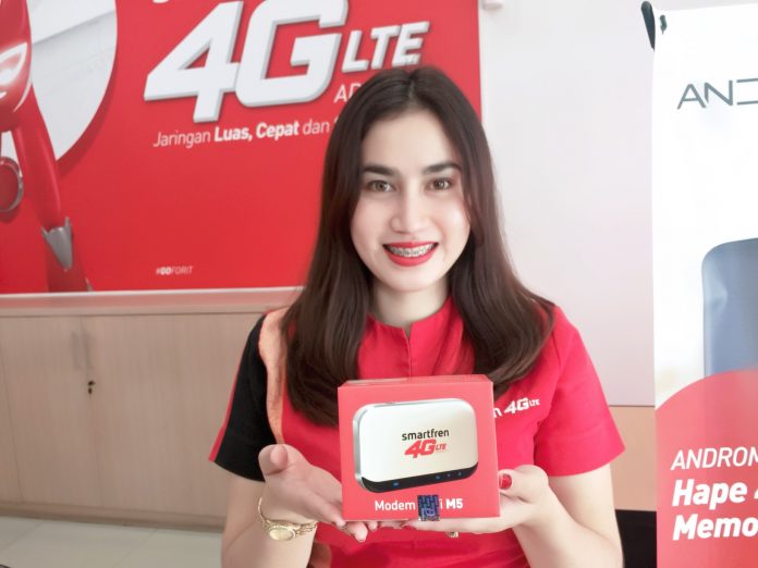 Karyawan Smartfren yang berada di kantor Jalan Adam Malik menunjukkan modem WiFi M5, Senin (25/12/2017)