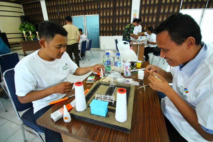 Dalam menggali potensi untuk meningkatkan kreatifitas karya seni dan menggali pengetahuan masyarakat tentang pembangkitan di lingkungan Kota Medan, CSR PT PLN Pembangkitan Sumbagut (Kitsbu) mengadakan acara Festival Kriya Rupa Iconic bertema pembangkitan, Sabtu (23/12/2017), di Aula Kantor PLN Kitsbu.