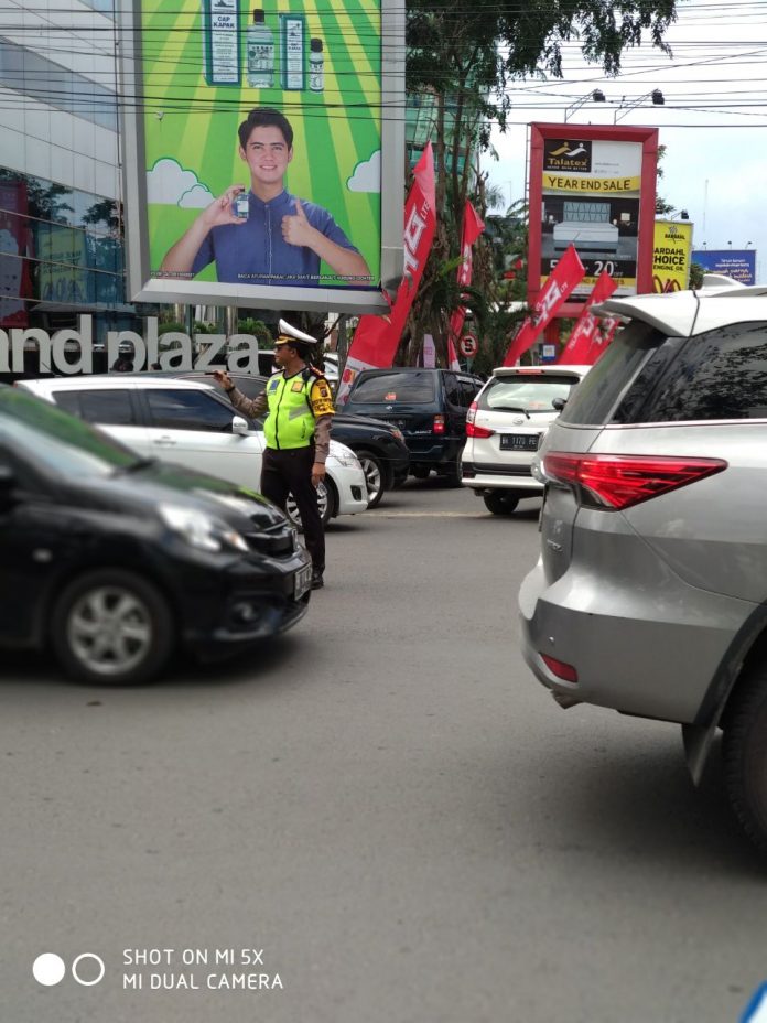 Kasat Lantas Polrestabes Medan, AKBP Muhammad Saleh melakukan pengaturan arus lalin di Jalan Diponegoro, Senin (25/12/2017)