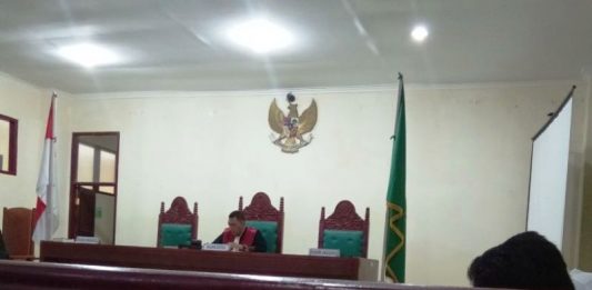 Hakim Praperadilan Pengadilan Negeri Tarutung, Hendrik Tarigan saat membacakan putusan Praperadilan di PN Tarutung, Rabu (6/12/2017)