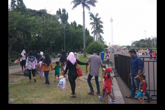 Pengunjung Monas leluasa menginjak rumput, padahal di dekat rumput ada beton pijakan atau aspal.(KOMPAS.com/IWAN SUPRIYATNA)