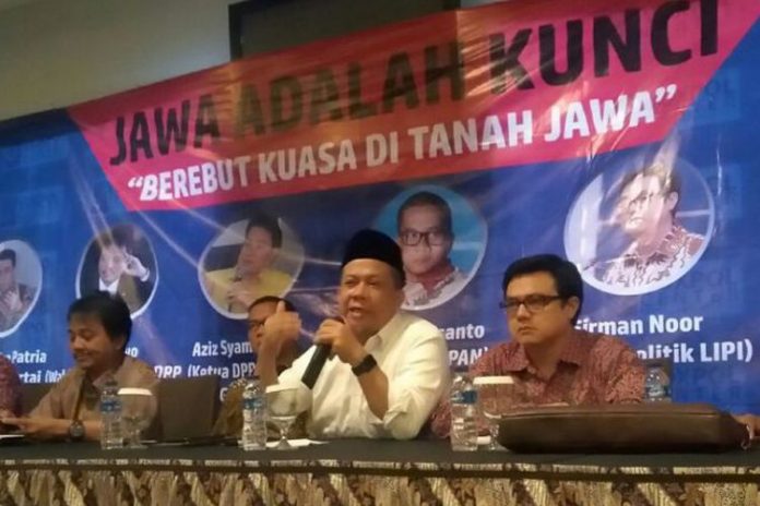Wakil Ketua Dewan Perwakilan Rakyat (DPR) Fahri Hamzah (tengah kemeja putih) dalam diskusi dengan tema Jawa adalah Kunci, Berebut Kuasa di Tanah Jawa, di Jakarta, Kamis (11/1/2018).(KOMPAS.com/ESTU SURYOWATI)