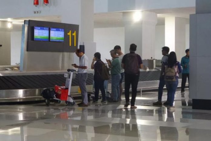 Sejumlah penumpang tampak menunggu barang bawaannya di area baggage claim Terminal 3 New Bandara Soekarno-Hatta, Tangerang, Senin (15/8/2016)(KOMPAS.com/ANDRI DONNAL PUTERA)