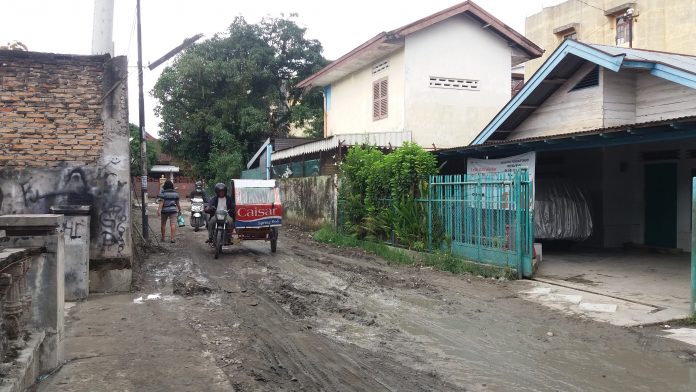 Jalan Ceret yangasih terlihat seperti kubangan kerbau, Rabu (3/1/2018). (MTD/Siti Suhaima)