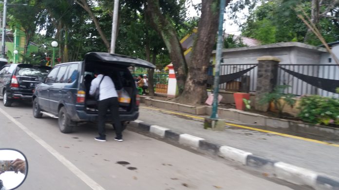 Kendaraan yang masih parkir di jalur pedestrian di Kawasan Lapangan Merdeka. Kamis, (4/1/2018). (Mtd/Siti Suhaima)