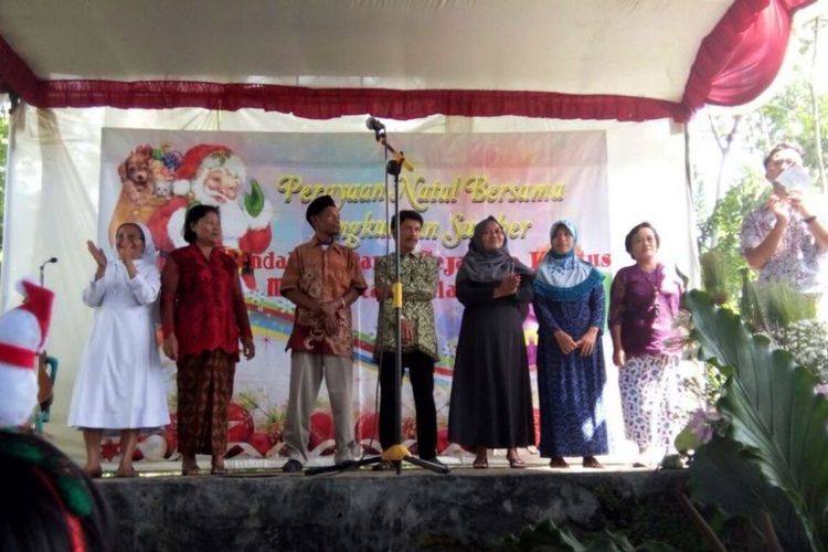 Warga Muslim di lingkungan Sumber tepatnya di RW 7 Keluran Panjang, Ambarawa, Jawa Tengah, rela membantu menyiapkan perayaan Natal, Senin (1/1/2018) siang.(Sarah Lamsusi)