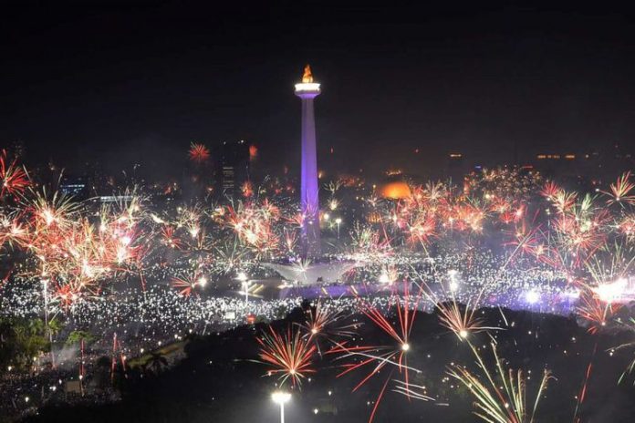 Suasana pesta kembang api pada malam tahun baru 2018 di kawasan Monas, Jakarta Pusat, Senin (1/1/2018). Perayaan pergantian tahun di Ibu Kota diisi dengan pesta kembang api dan kegiatan Car Free Night.(ANTARA FOTO / WAHYU PUTRO A)