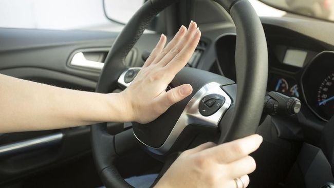 Menguak Alasan Wanita Lebih Rentan Kecelakaan Saat Mengemudi Wanita dianggap lebih rentan kecelakaan saat mengemudi mobil (Thinkstock/Artfoliophoto)