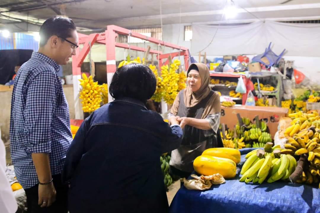 Rico Waas Bersama Ibunda Belanja Sambil Menyerap Aspirasi Pedagang di Pasar Petisah