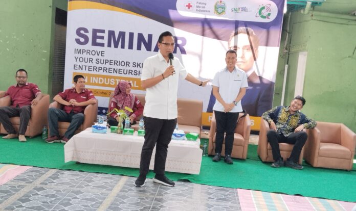 Hadir di Seminar SMK Tritech Informatika, Rico Waas Memotivasi Pelajar Menjadi Enterpreneur