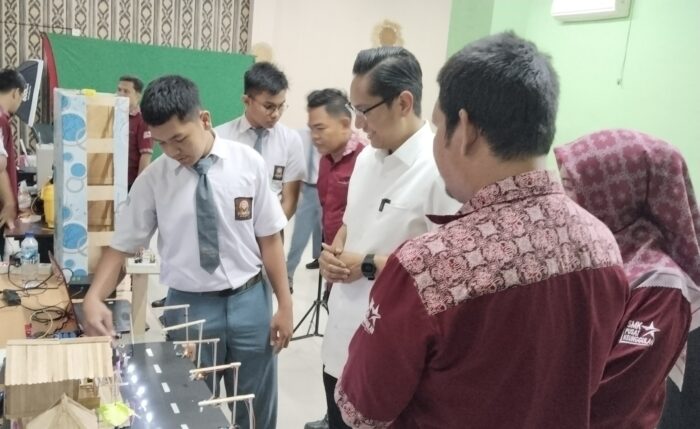 Hadir di Seminar SMK Tritech Informatika, Rico Waas Memotivasi Pelajar Menjadi Enterpreneur